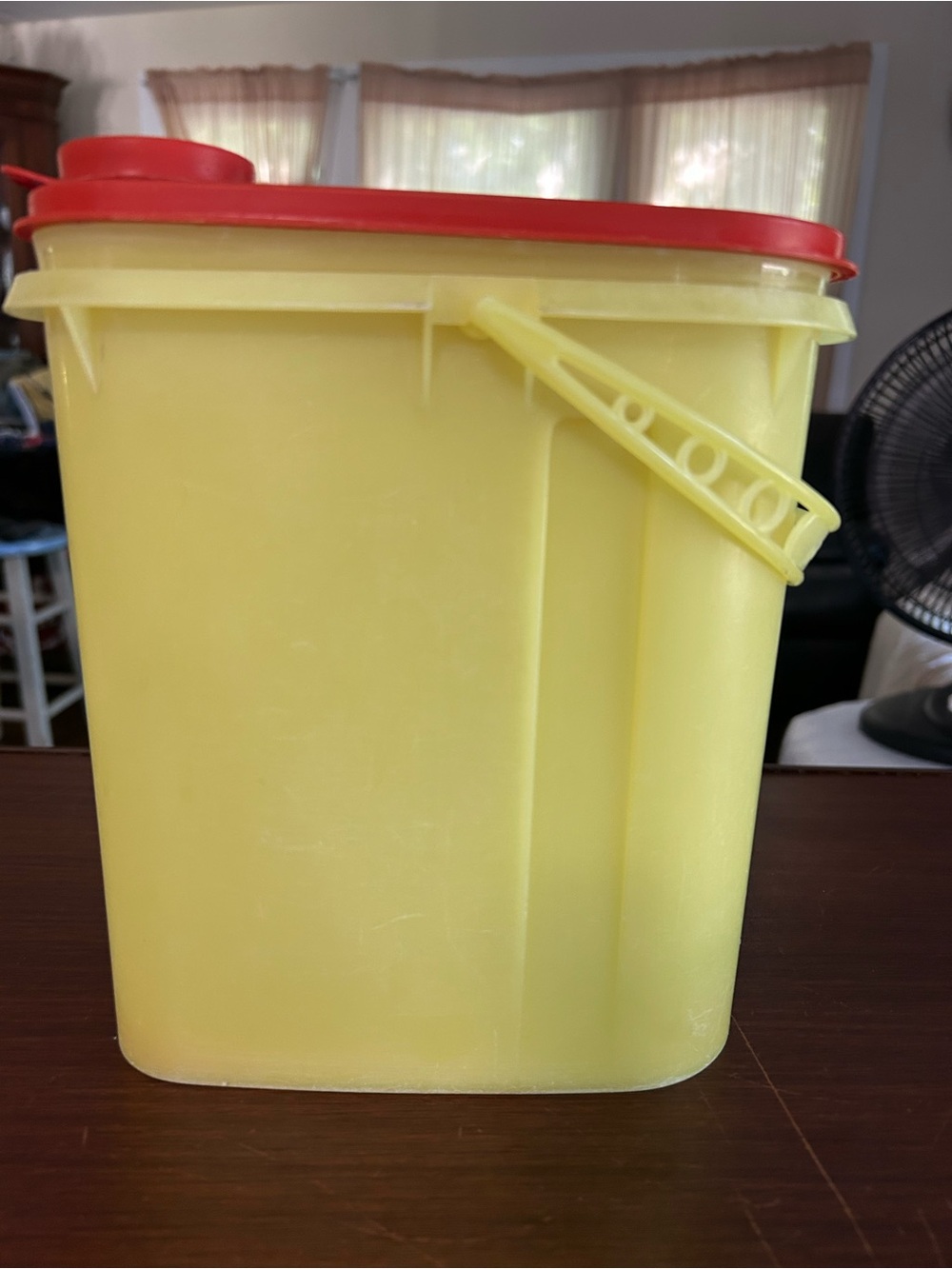Vintage Tupperware beverage buddy holds 2 quarts of fluid, # 587 flip top lid